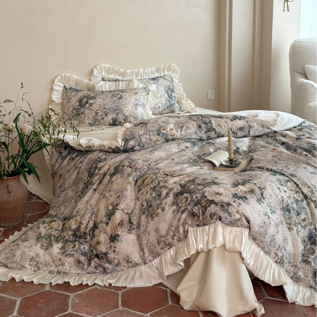 Shabby-Chic Duvet set with relief woven rose jacquard and satin ruffles