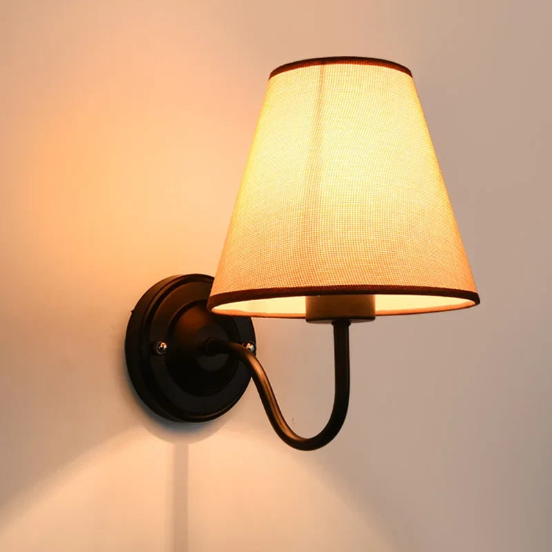Modern wall lamp: Slim lighting for your space