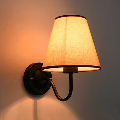 Modern wall lamp: Slim lighting for your space