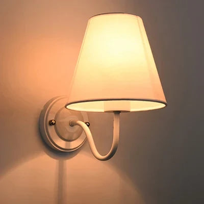 Modern wall lamp: Slim lighting for your space