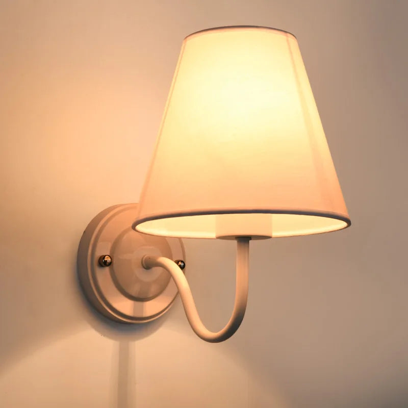 Modern wall lamp: Slim lighting for your space
