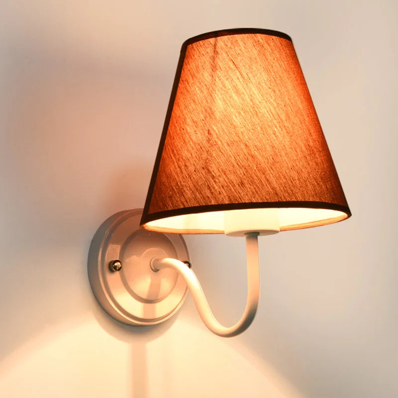 Modern wall lamp: Slim lighting for your space